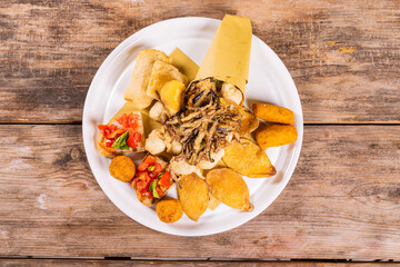 Frittura mista all'italiana servita come antipasto in una trattoria 