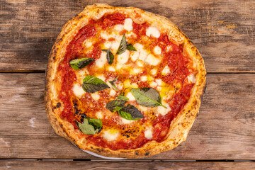 Pizza Margherita Napoletana con sugo di pomodoro, mozzarella di bufala e basilico fresco servita in una pizzeria napoletana 
