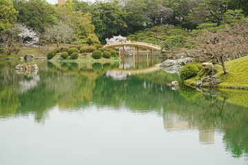 Fototapeta na wymiar Traditional Pond and Japanese Garden at Ritsurin Garden Park in Takamatsu, Kagawa, Japan - 日本 香川 高松 栗林公園 日本庭園 池