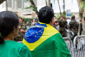Citizens watching the Brazilian independence day parade