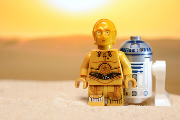 Fototapeta premium Lego Star Wars figures R2-D2 and C-3PO on the desert planet Tatooine after crash with rescue shuttle