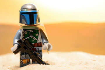 Naklejka premium Lego Star Wars figure the Mandalorian Din Djarin on the desert planet Tatooine