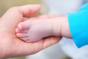 赤ちゃんの小さな足