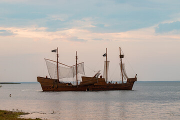 Historische Segelboote der Störtebeker Festspiele auf Rügen in Ralswiek