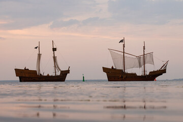 Schiffe auf dem Wasser bei den Störtebeker-Festspielen auf Rügen