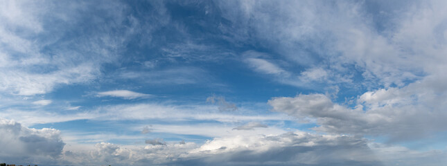 Himmelpanorama mit Regenwolken