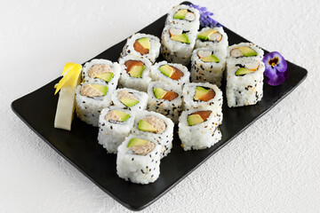 Assortiment de sushi et maki sur un fond blanc. Cuisine japonaise © Lina Taravella