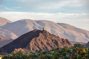 alter Aussichtsturm im Oman auf einem Berg
