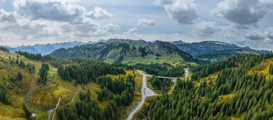 Bergpanorama am Riedbergpaß im Allgäu an einem herbstlichen Tag im Oktober
