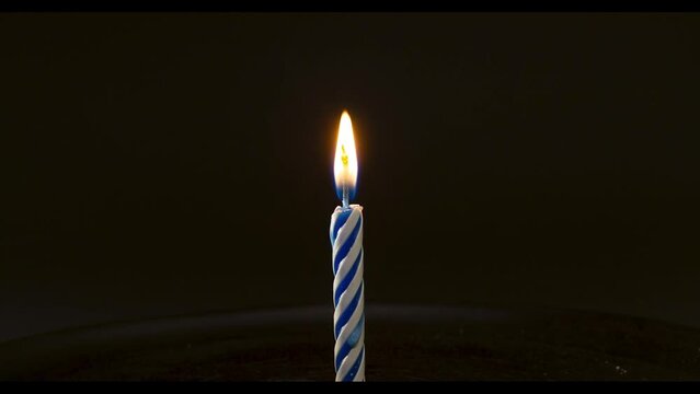 Vela de cumplea&ntilde;os derriti&eacute;ndose a c&aacute;mara r&aacute;pida