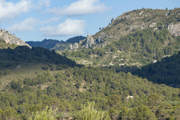 Fototapeta na wymiar Paisaje en capas de montañas colindantes al pantano de Beniarrés