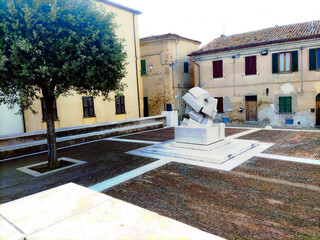 Piazza con scultura di Gio' Pomodoro nelle Marche