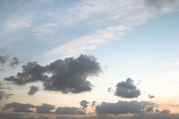 Fototapeta na wymiar Wolken am Himmel bei Sonnenuntergang