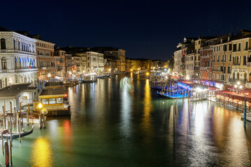 Fototapeta premium Venice, Italy: night view of Rialto Bridge ( Ponte Rialto ) on Canal Grande in Venice