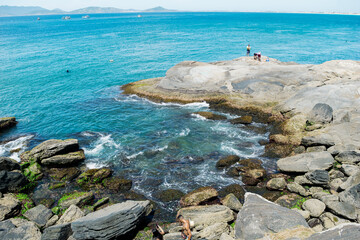 View of Praia do Forte São Mateus in Cabo Frio, with many rocks and sea water around it.