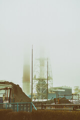 Smog w mieście, wysokie kominy przemysłowe w gęstej mgle.  - obrazy, fototapety, plakaty