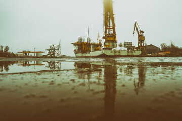 Ogromny statek z dźwigiem do montażu instalacji wiatrowych na morzu. Mglisty pochmurny dzień.  © Aneta