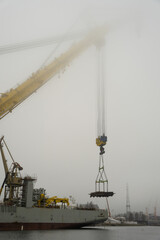 Ogromny statek z dźwigiem do montażu instalacji wiatrowych na morzu. Mglisty pochmurny dzień.  © Aneta