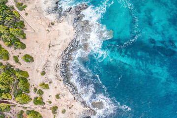 Formentera. Drohnenaufnahme der Insel Formentera und blauer Ozean.