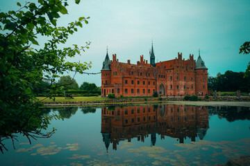Obraz premium reflection of the castle in the river