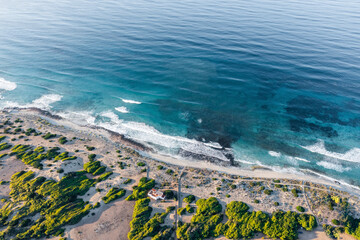 Formentera. Drohnenaufnahme der Insel Formentera und blauer Ozean.