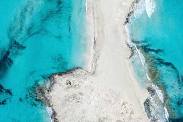 Formentera. Drohnenaufnahme der Insel Formentera und türkiser Ozean.