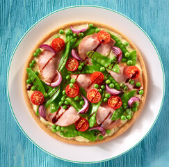  Pizza als Topshot mit Erbsen und Zuckerschoten mit Tomaten und Schinken 