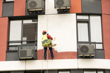 Painters-altitude upgrade the facade of the building.