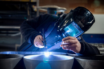 travailleur en train de souder