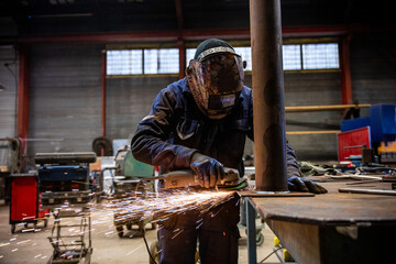 homme en train de travailler et utiliser une meuleuse