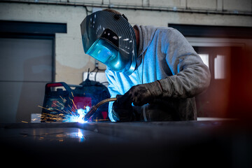 homme en train de travailler et souder