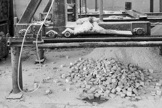 Holzverarbeitung in einer Schreinerei, Holz wird ges&auml;gt und gelagert