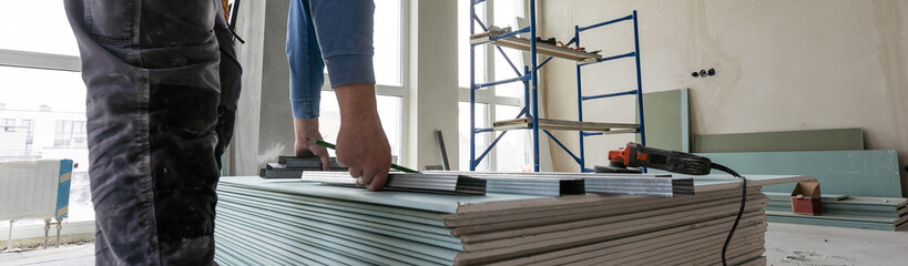 Two man help for ceiling house construction