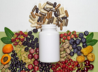 Obraz na płótnie Canvas White plastic jar with dietary supplements or vitamines in capsules and fresh berries