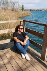 Chica sonriendo sentada en un mirador de madera