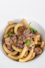 Maccarrones salsiccia e funghi