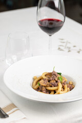 Maccarrones salsiccia e funghi