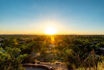 Obraz premium Scenic view of a mesmerizing sunset over the Santa Fe in New Mexico