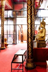 Crédence de cuisine en verre imprimé Monument historique Vertical shot of a golden statue of Buddha in a temple in Ayutthaya, Thailand.