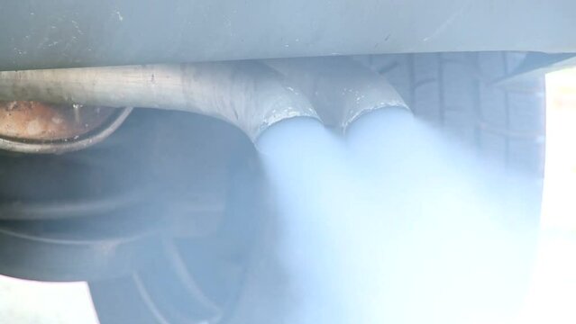 Auspuff eines Autos mit Abgasen