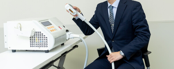 美容機器、医療機器の販売をするセールスマン、脱毛器