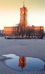 Rotes Rathaus in einer Pfütze gespiegelt