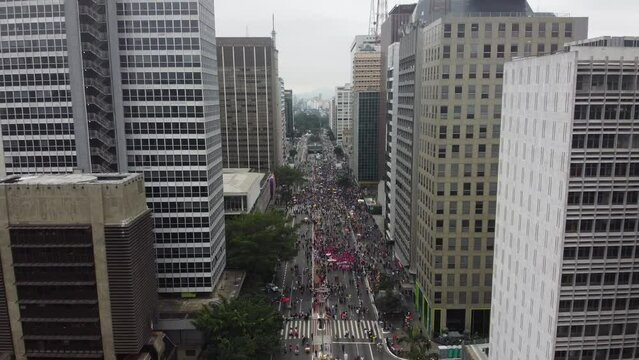 Parada Orgulho LGBT Gay Homosexual Evento S&atilde;o Paulo Paulista Festa Ativismo Direitos Gays M&uacute;sica Trio El&eacute;trico Multid&atilde;o Drag Monta&ccedil;&atilde;o UK Reino Unido MASP SP Sampa Celebra&ccedil;&atilde;o Homofobia L&eacute;sbicas Drone
