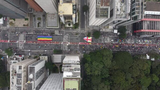 Parada Orgulho LGBT Gay Homosexual Evento S&atilde;o Paulo Paulista Festa Ativismo Direitos Gays M&uacute;sica Trio El&eacute;trico Multid&atilde;o Drag Monta&ccedil;&atilde;o UK Reino Unido MASP SP Sampa Celebra&ccedil;&atilde;o Homofobia L&eacute;sbicas Drone
