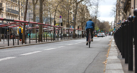 Un homme sur un vélo dans la rue
