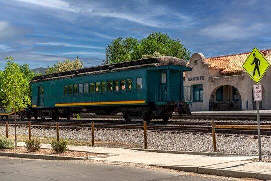 Fototapeta Green train cabin parked in front of the train station in Santa Fe and a road sign