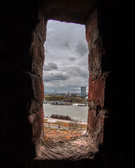 Belgrado atraves de una ventana de la fortaleza
