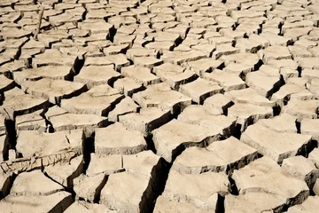 Deurstickers Estado de sequía y falta de agua del Pantano de Sau en Cataluña, España © Fran