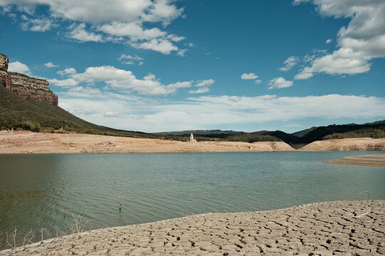 Estado de sequ&iacute;a y falta de agua del Pantano de Sau en Catalu&ntilde;a, Espa&ntilde;a