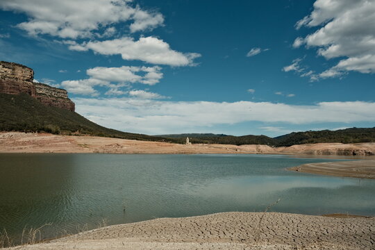 Estado de sequ&iacute;a y falta de agua del Pantano de Sau en Catalu&ntilde;a, Espa&ntilde;a